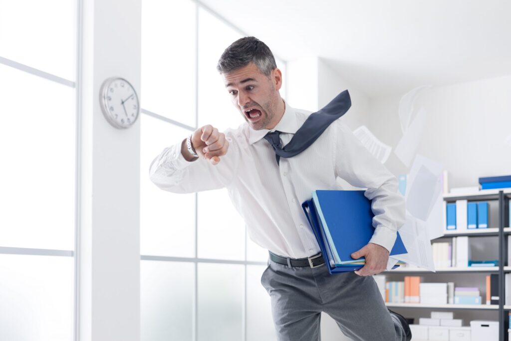 Businessman in a hurry checking time - Pionieri del Tech