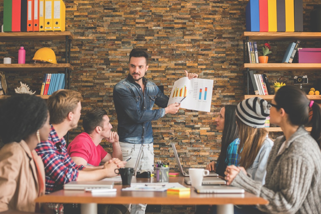 Coworkers analyzing data chart in the office - Pionieri del Tech